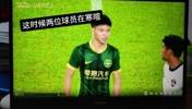 梅州比赛开始前，王钰栋和对方球员寒暄，脸色不断变化🫠