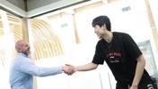 🙌梦开始了！开拓者官宣签约杨瀚森✍🏽克罗宁和小杨握手🤝