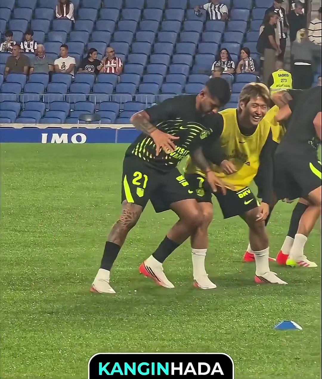 看看谁下盘更稳？李刚仁与罗梅罗进行对抗训练